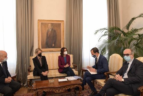 Prima della conferenza stampa il governatore Fedriga e il vicegovernatore Riccardi si sono intrattenuti con il ministro Gelminini. Presenti all'incontro anche il sindaco di Trieste Dipiazza e l'on. Sandra Savino. 